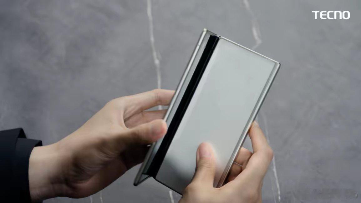 【传音Tecno推出三折叠概念手机：折叠态仅厚11.49mm，展开3.49mm】