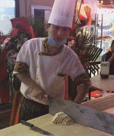 爆笑GIF: 妹子, 没事逗猪干嘛呢?