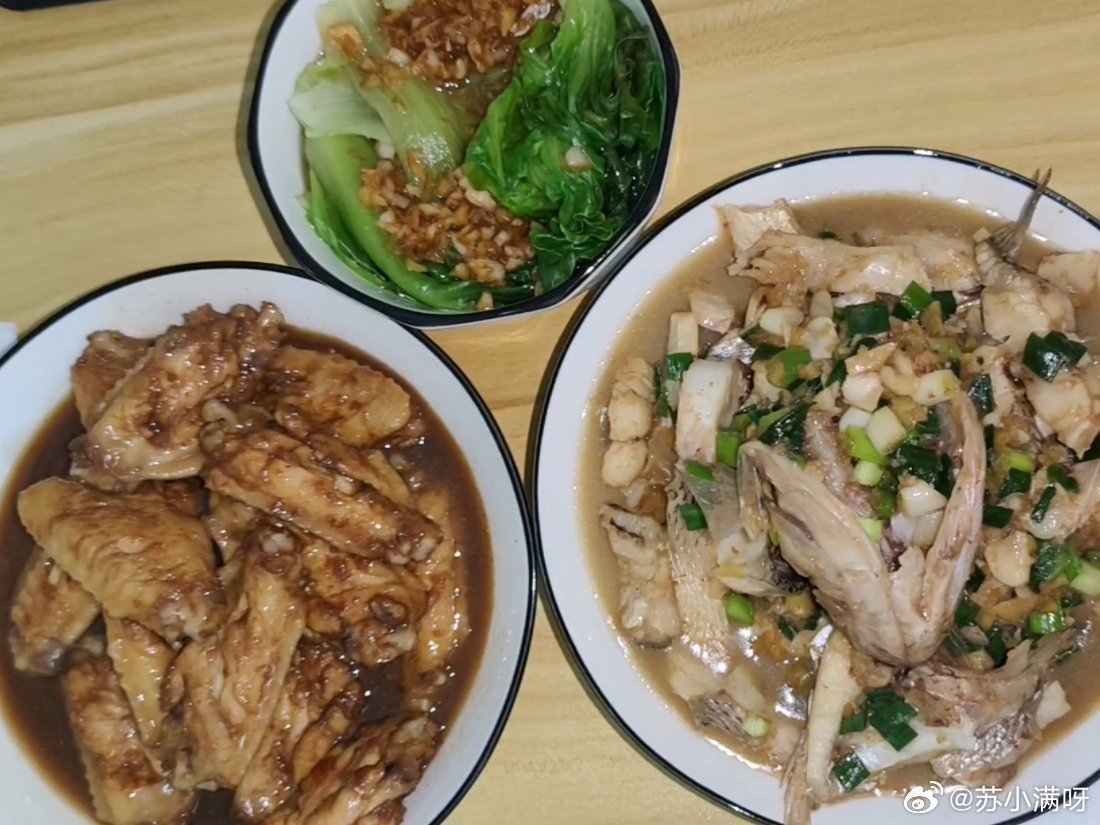 分享一下今天做的晚餐青菜鱼可乐鸡翅平时下班都自己做饭，虽然是几个菜换来换去，