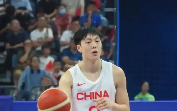 不出意外的话，中国男篮征战亚洲杯将会是以下12人！中锋：周琦，杨瀚森，余嘉豪