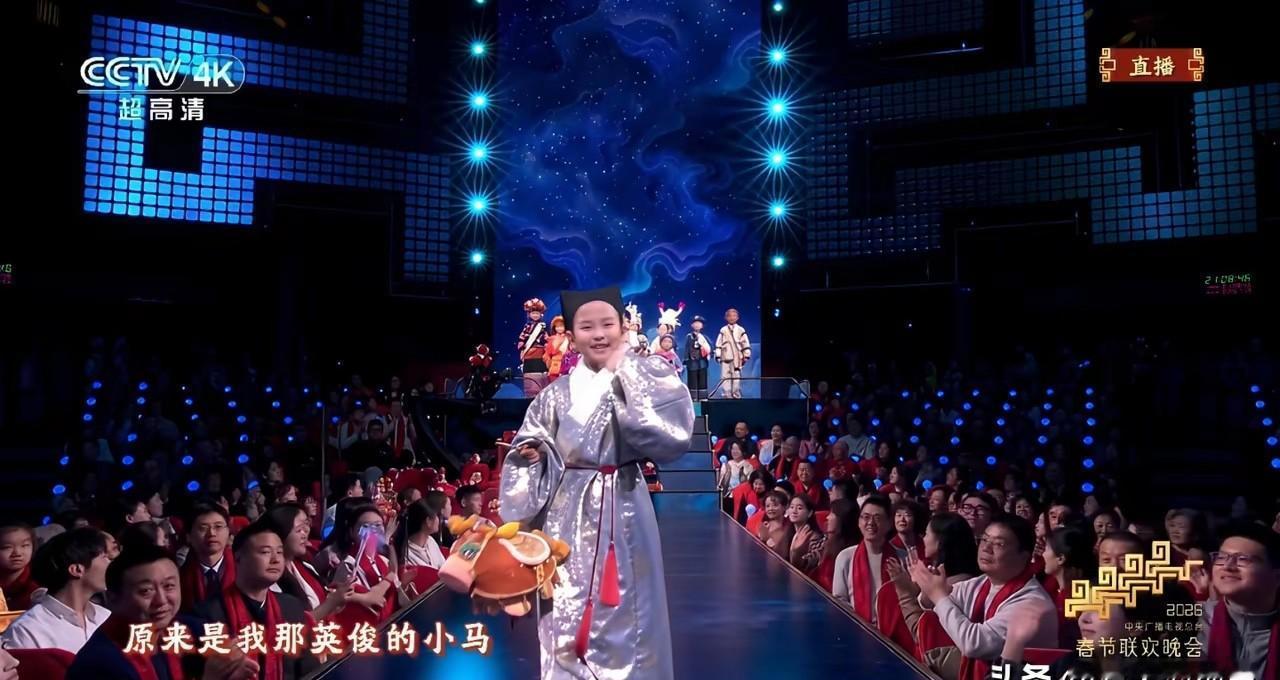 春晚彩排，一个小书童突然蹦出来，你绝对想不到他穿的是汉服，现场观众瞬间炸开了锅！