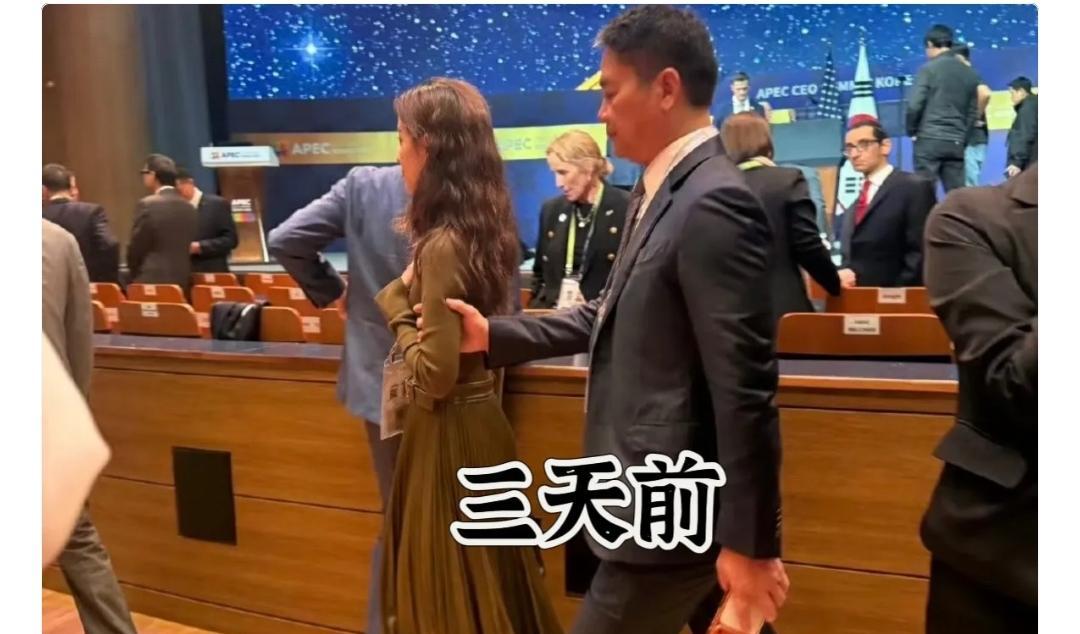 章泽天换造型了，没穿名牌，没卷发，低头微笑，像换了个人。网友说她“塌房”，其实