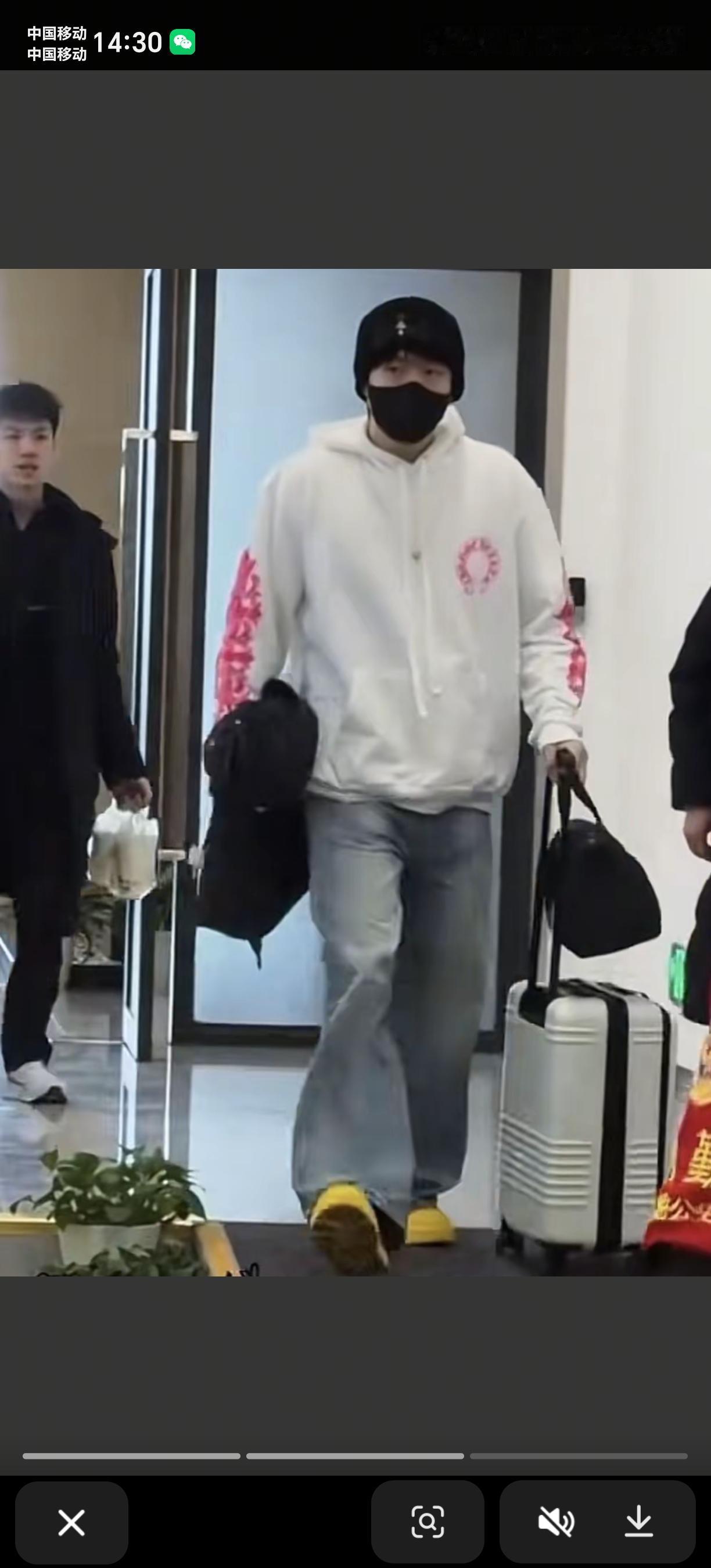 乒超总决赛结束后，王楚钦及队友们马不停蹄地赶高铁，去滨州参加魏桥年会。王