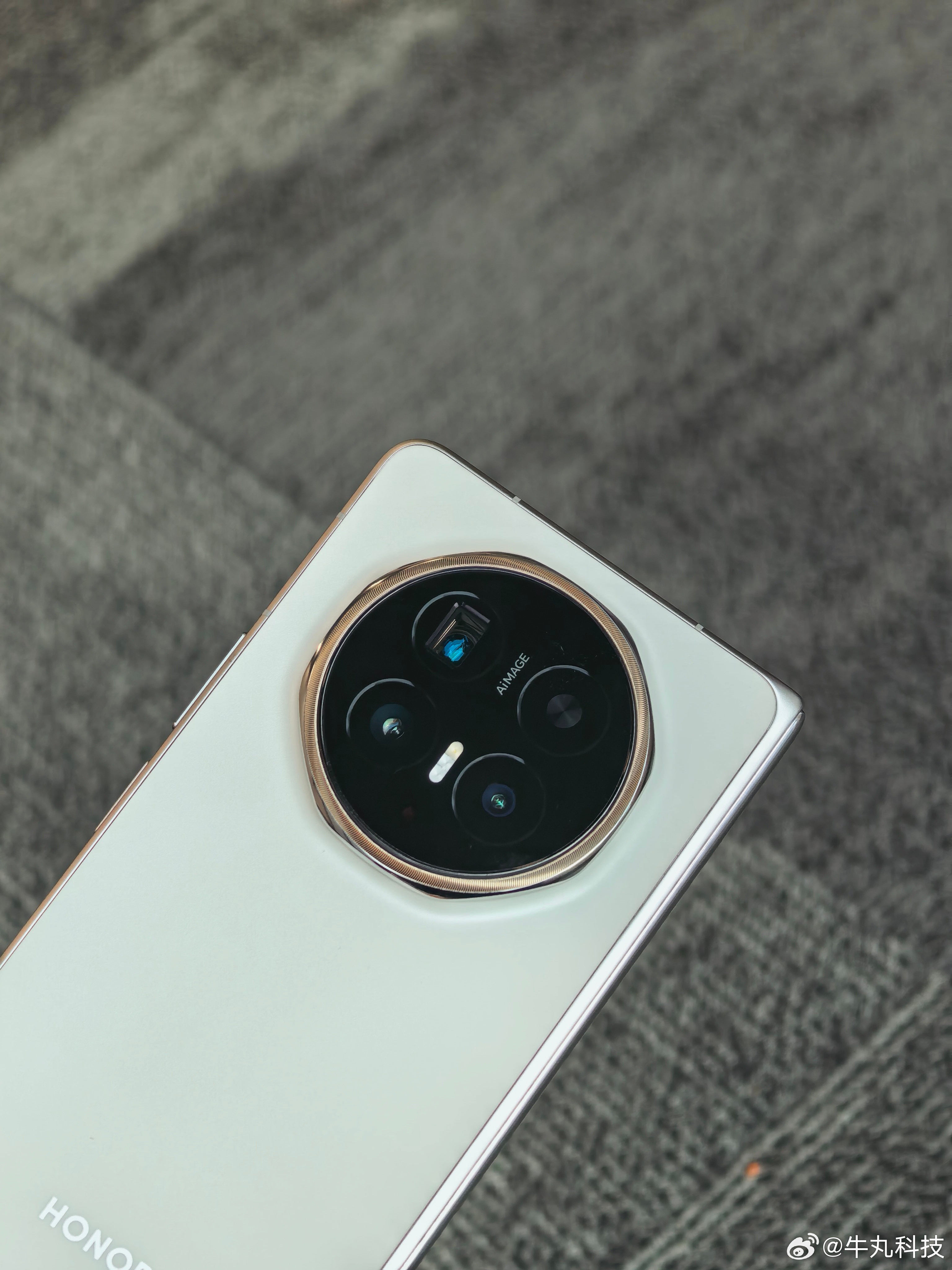 今晚七点，荣耀MagicV6就要发布了，据说谢霆锋也会到现场！！这机器已经体验