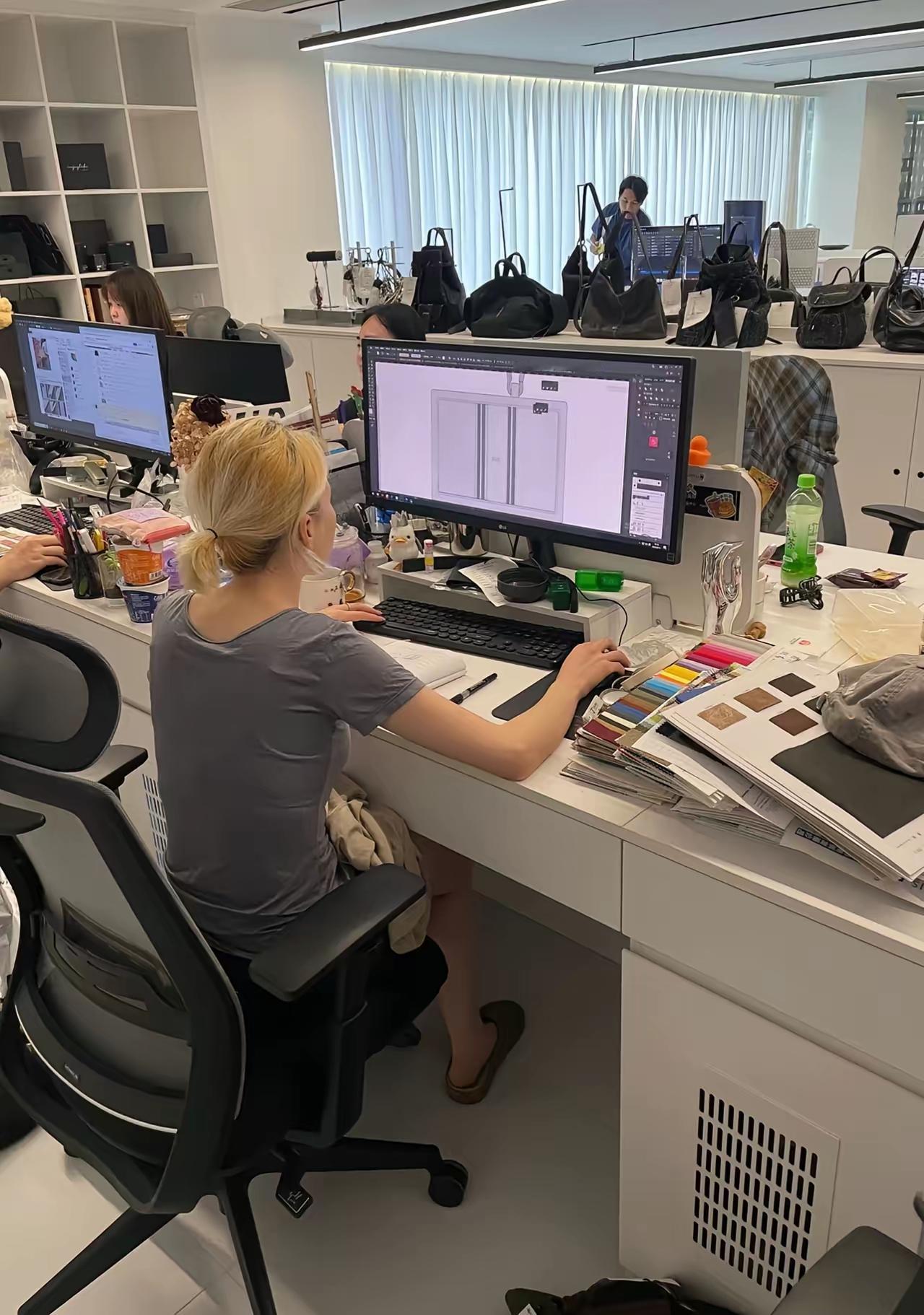 邻桌同事有口臭，很浓的腐臭味，有点不能忍了，就跟她说：你口臭挺明显的，去看看医生