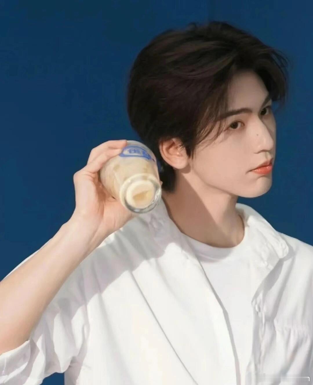 张凌赫什么时候能再这么大方🙋果然好身材是藏不住的，连开推团都认识，咱们粉丝就