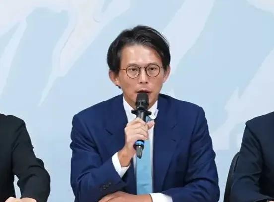 蓝白协商破局，蓝营已完成领表，黄国昌直指徐欣莹，郑丽文态度明确！连日来，蓝白在