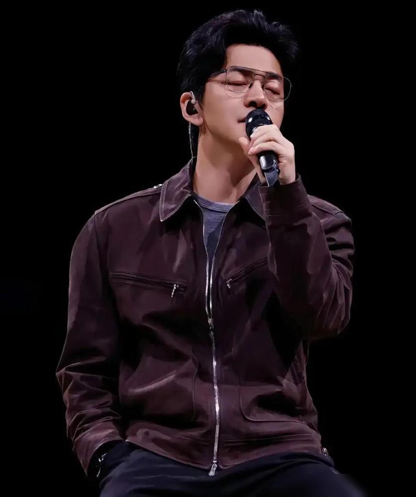 “清华才子”李健结婚20年，面对全国网友追问生娃，他2026年最新回应：没必要延