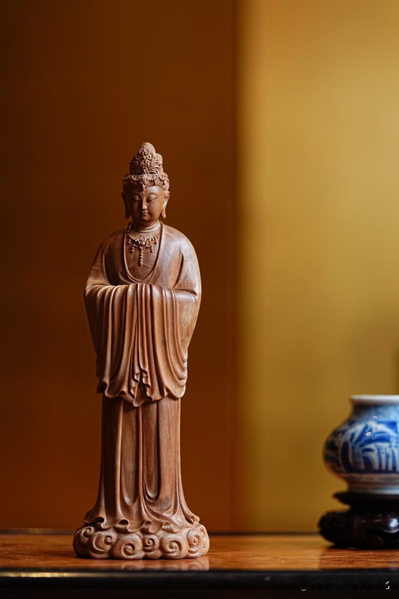 有些观音像，工很好。但真正让人停下来看的，是“气”。这尊老山檀香《神韵观音