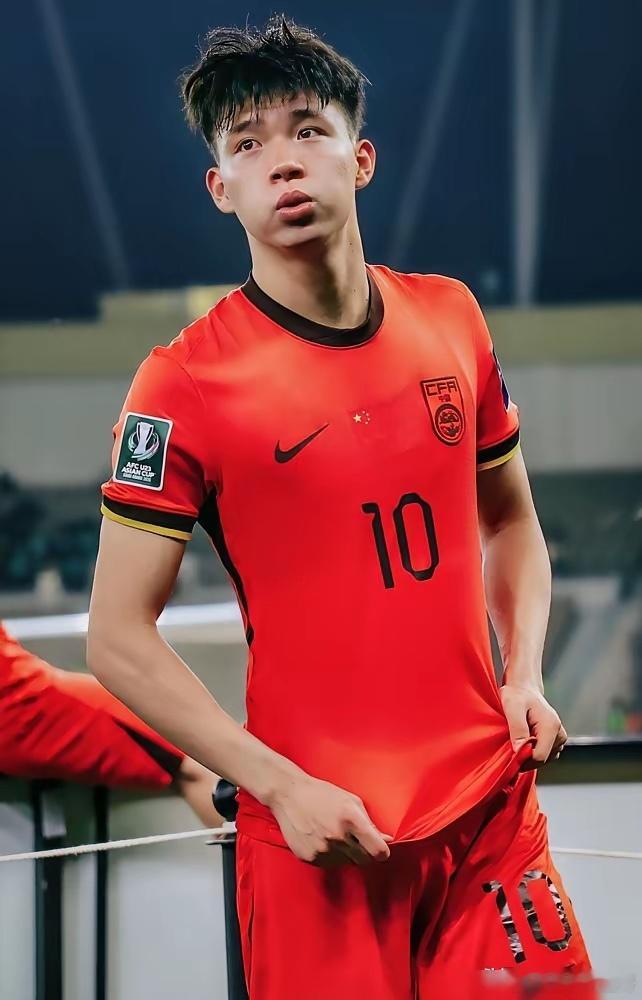 王钰栋拒绝了德甲豪门。冬窗关闭前三天，门兴格拉德巴赫的报价单摆在桌上。王钰栋扫