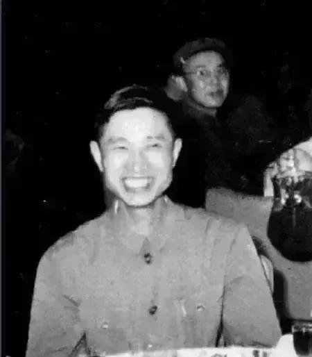 上海某老式弄堂的清晨，总见一个戴老花镜的老人提着菜篮穿过青砖拱门。邻居们只知