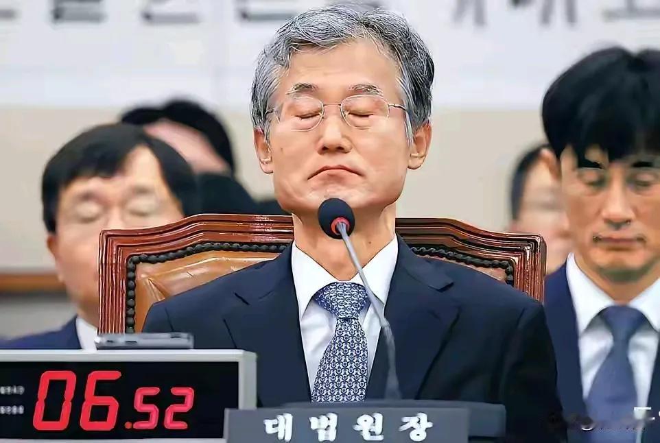 韩国大法院院长赵益大再次被推上风口浪尖，共同民主党火力全开，群起而围攻。赵益大
