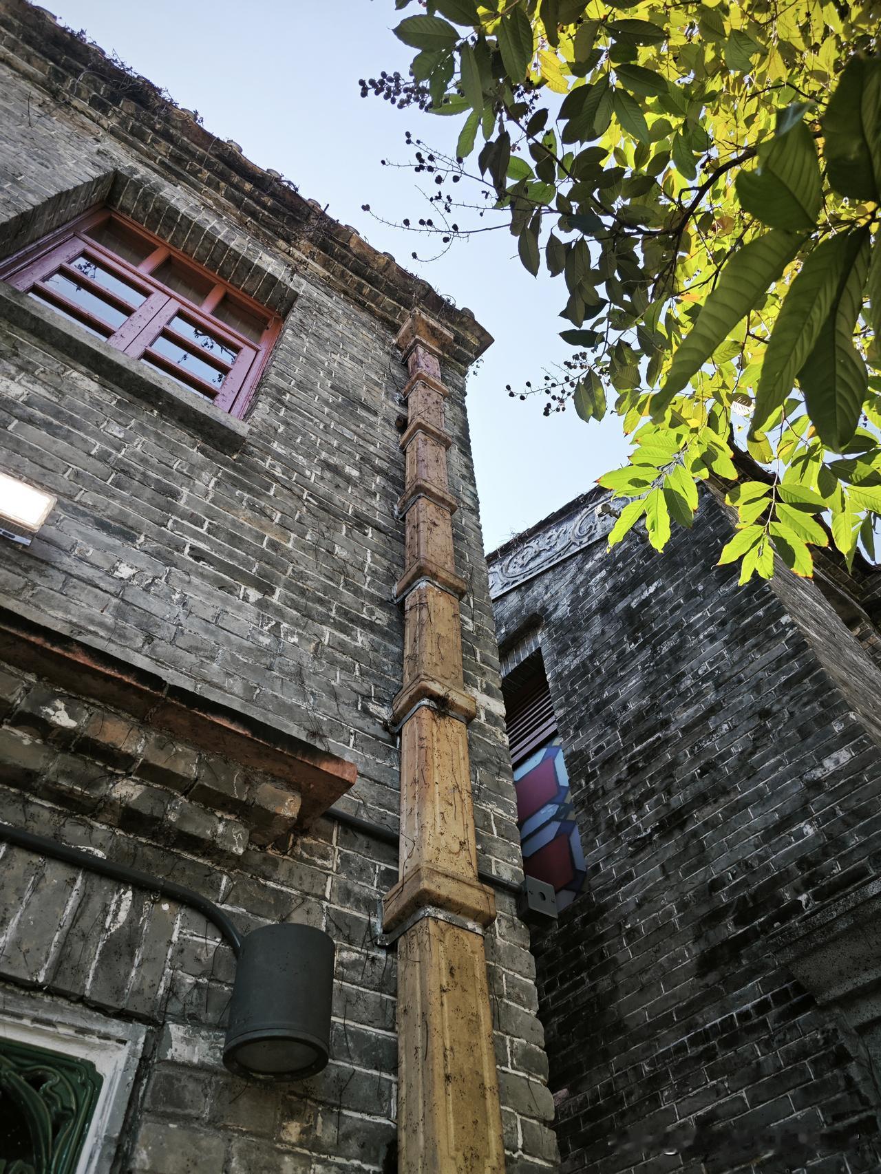 百年古董水管！这颜值比现在的塑料管子高级10倍钻老巷时一抬头，魂都被勾走了