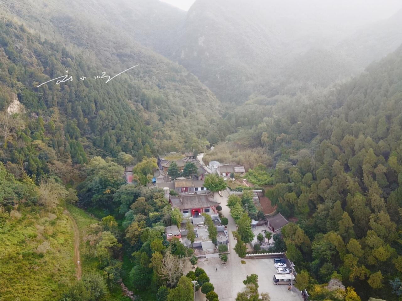 终南山位于陕西秦岭中段、西安以南，是兼具美景与人文底蕴的历史名山，山间寺庙众多，