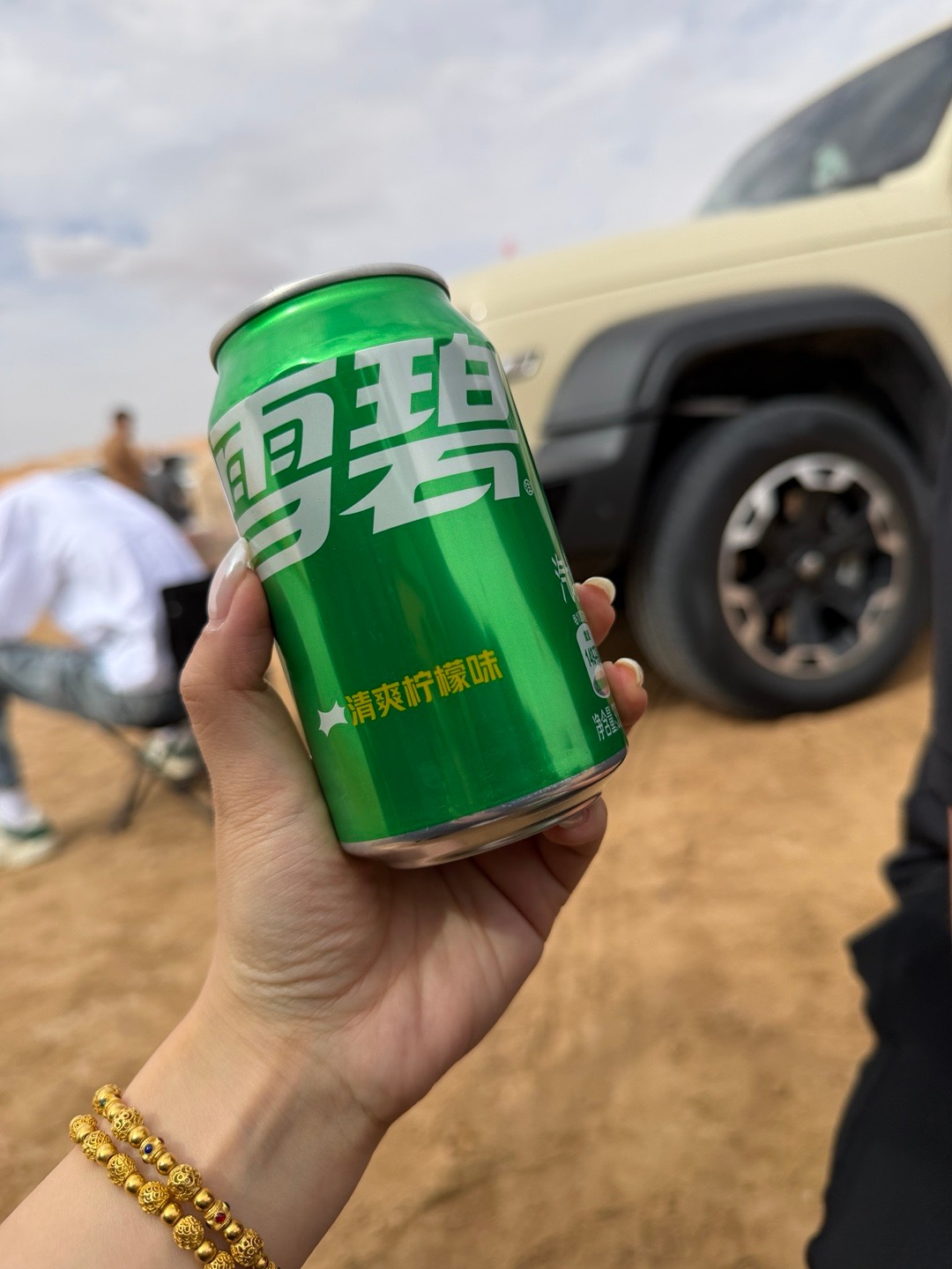 沙漠餐！雪碧配汉堡🍔​​​