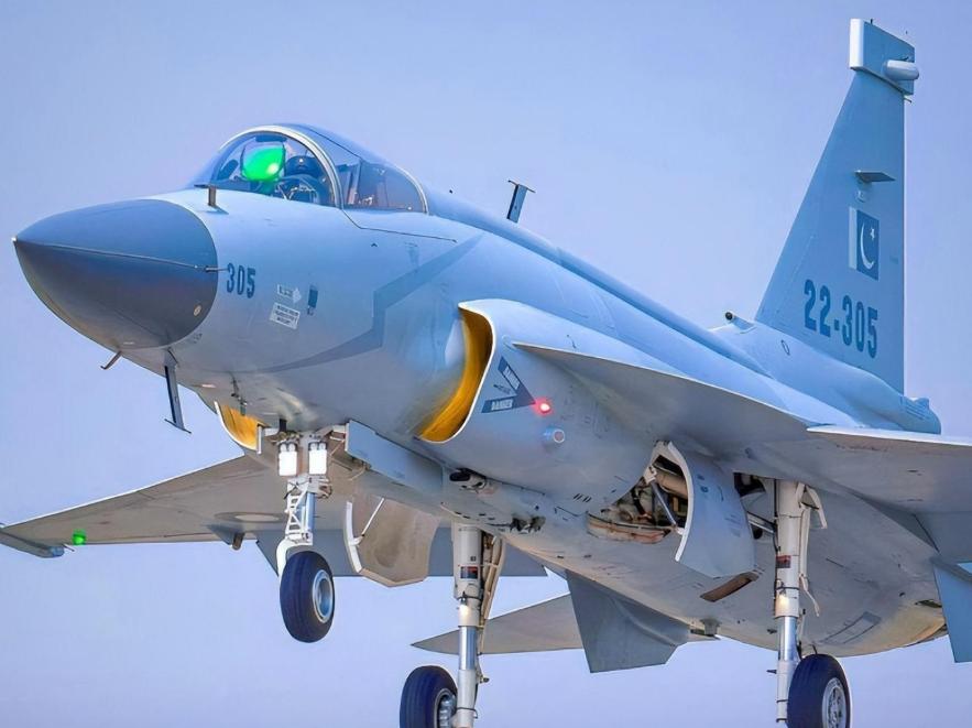 巴铁够意思！枭龙战机大卖，坦言听中国的！巴基斯坦这次，还是老样子。