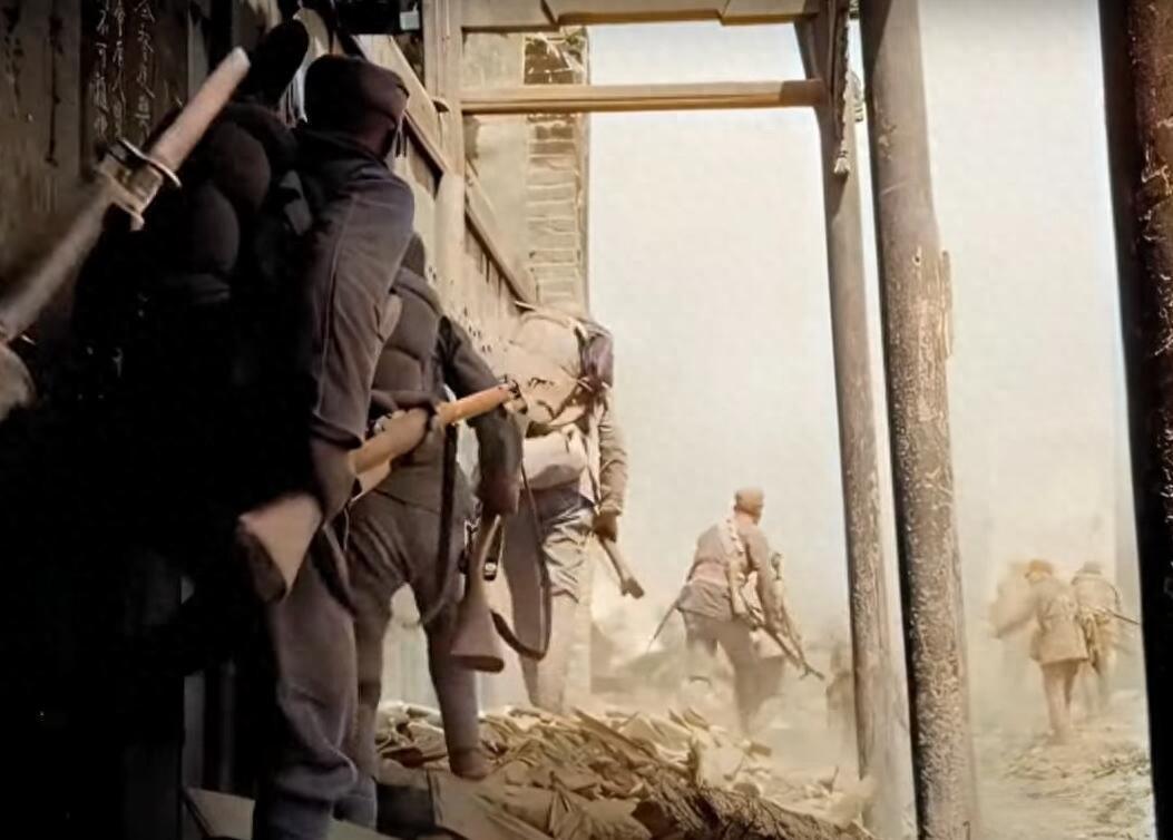 1938，台儿庄决战前夜，师长池峰城清点全师家底：7700人，15支冲锋枪。这极