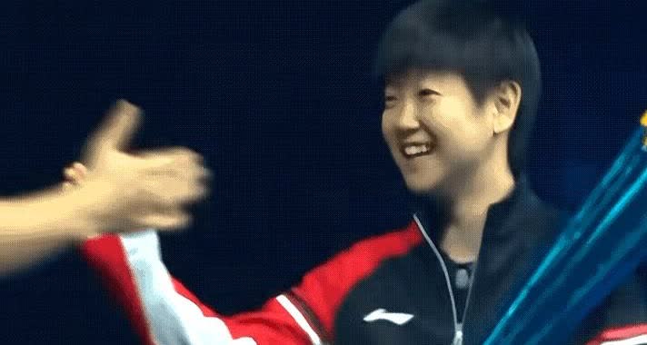 孙颖莎颁奖时碰拳，唯独跳过了身旁的王楚钦。他那个嘴角微抽，眼神飘向天花板