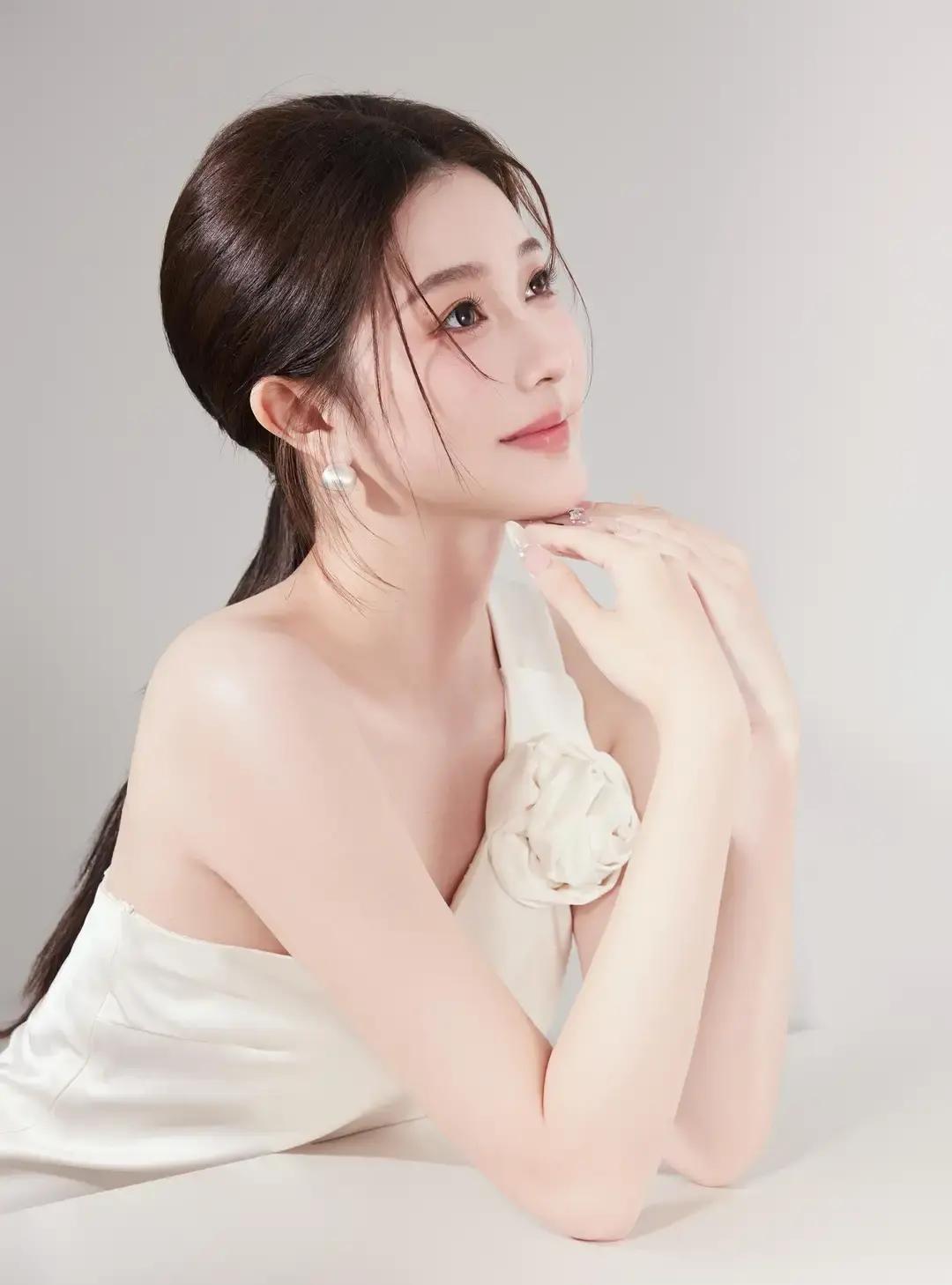 现在拍个白缎礼裙写真，可不止是找块布裹身上那么简单。2024年这温柔风，里头门道