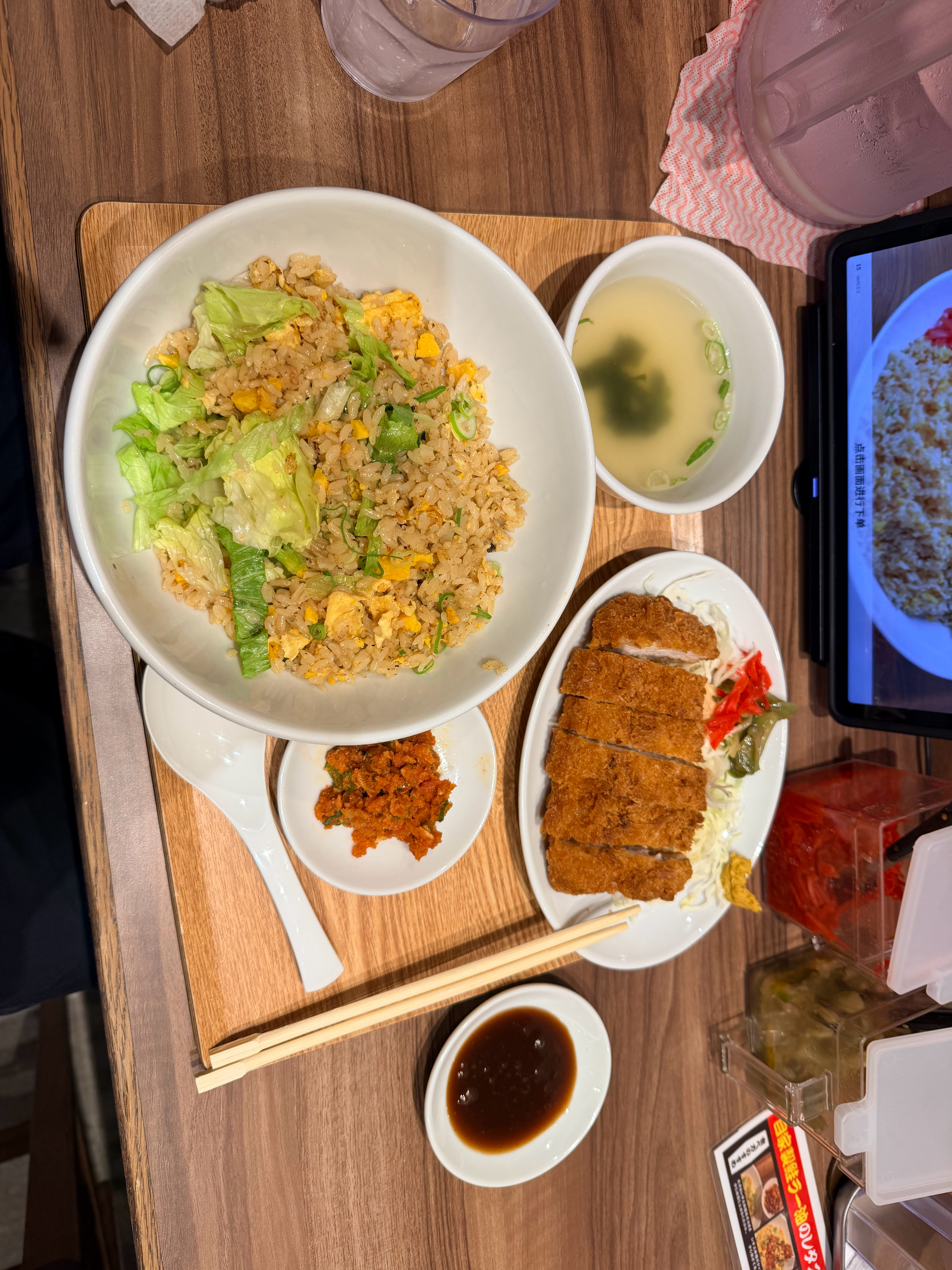 在国内蛋炒饭超过20我看都不会看现在加点三文鱼就敢卖我60