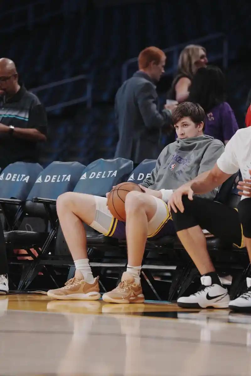 前奇才队名宿阿里纳斯最近在直播中谈到了里夫斯。阿里纳斯说：‘如果湖人队你确