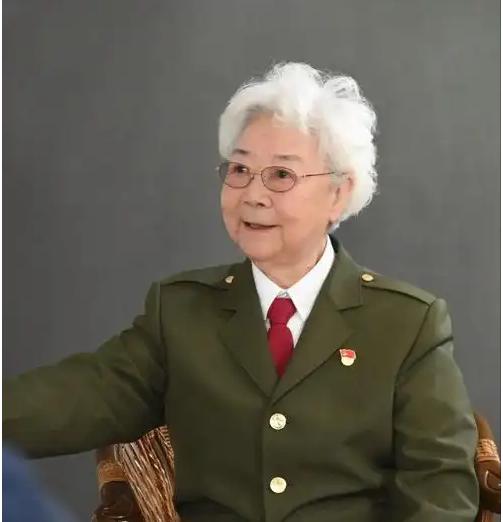 一位获得国家最高荣誉、月收入三万块的离休干部，却在87岁时为了家人的医疗费用，四