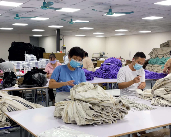难怪现在工厂招人这么难。邻居阿姨前两天在楼道里跟我妈诉苦，说她儿子大专毕业大半年