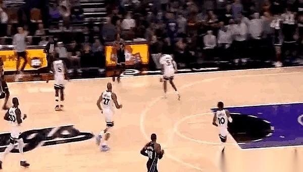 最后几秒钟，球在德罗赞手里。全世界都知道他要干嘛，但就是防不住。一晃，一沉，