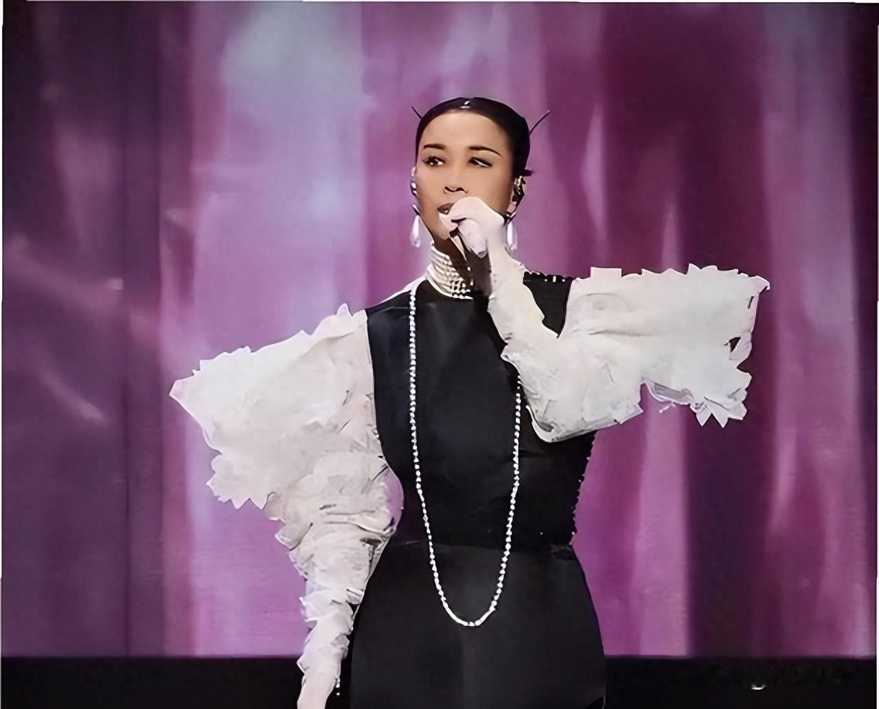 那英前男友如今变宠妻狂魔，浪子回头背后藏着一个扎心真相最近，一张照片在加拿大路