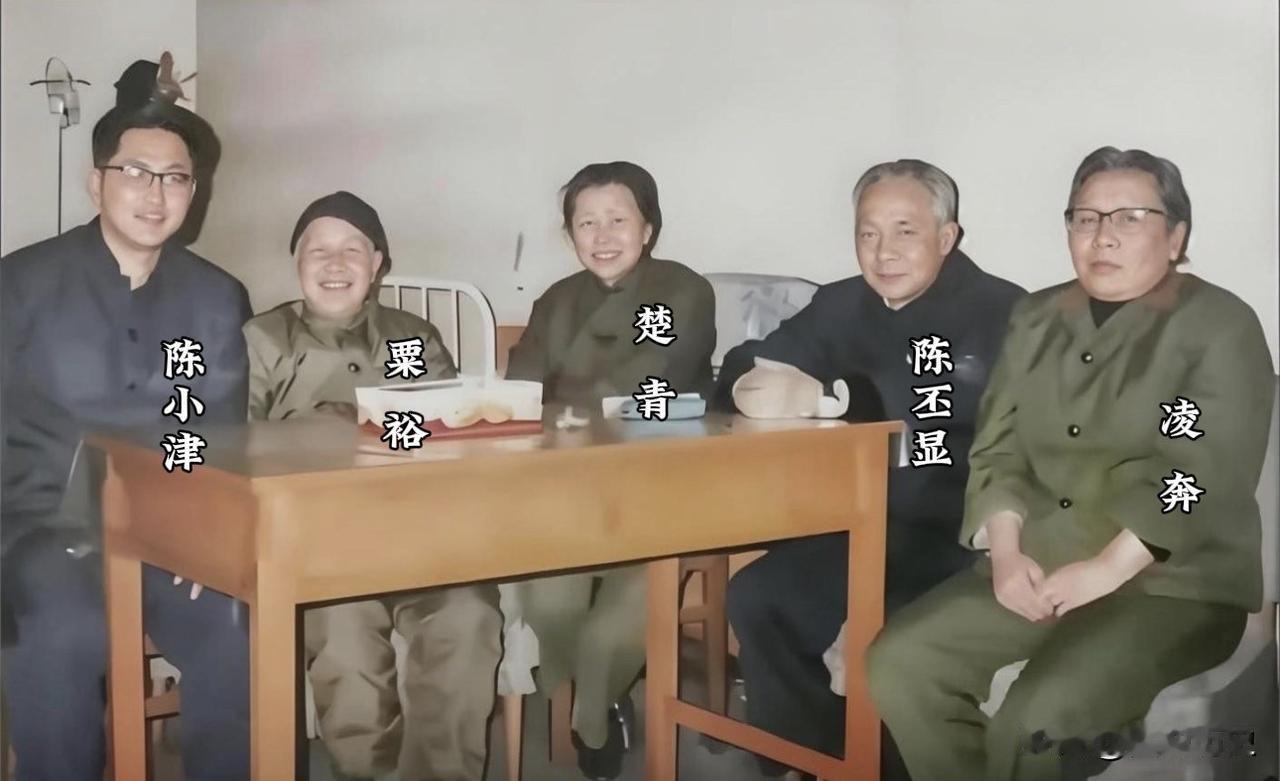 革命友谊长存1981年12月25日，在北京解放军301医院粟裕将军的病房里来