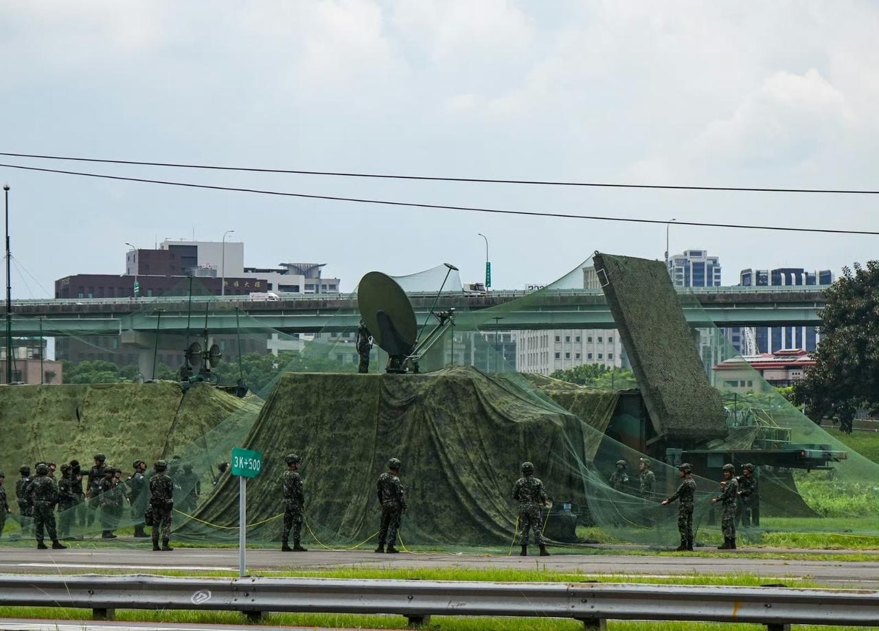 台湾省台军的“天弓三型”防空导弹系统的相控阵雷达加装防无人机网​​​，武器外形