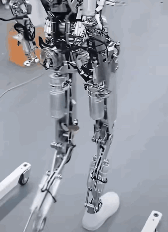 小鹏机器人，走路像人的原因找到了。她没有采用行业现成的膝关节大功率电机驱动，而是