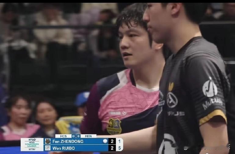 在乒乓球欧冠的半决赛赛场上，樊振东一场比赛当中连输两盘，还先后输给国乒的小队友温