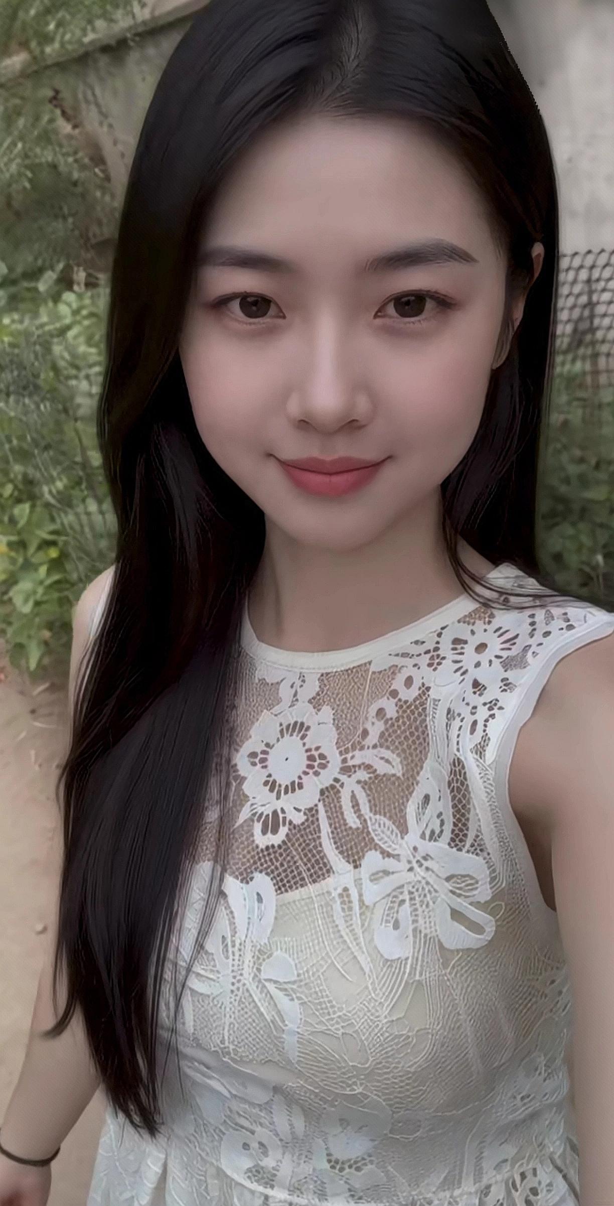 女孩化了个淡妆，我只能说“真美”！
