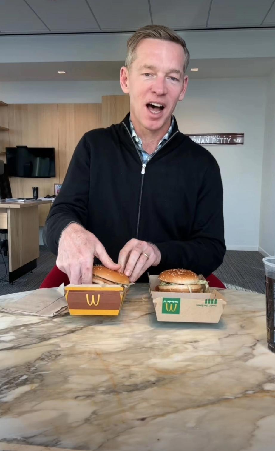 卧槽！麦当劳CEO再被网友扒出“假吃”！😯最近，麦当劳CEO克里斯·坎普