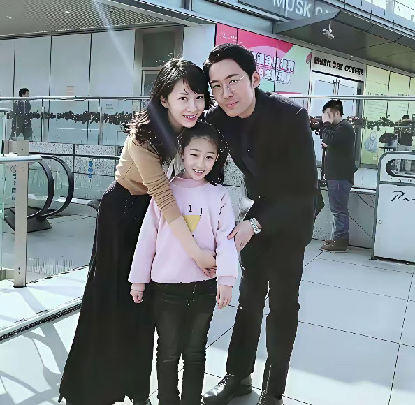 原来女演员李念的老公是他，帅气十足，气宇不凡，只是李念现在不出来拍戏了，有点可惜