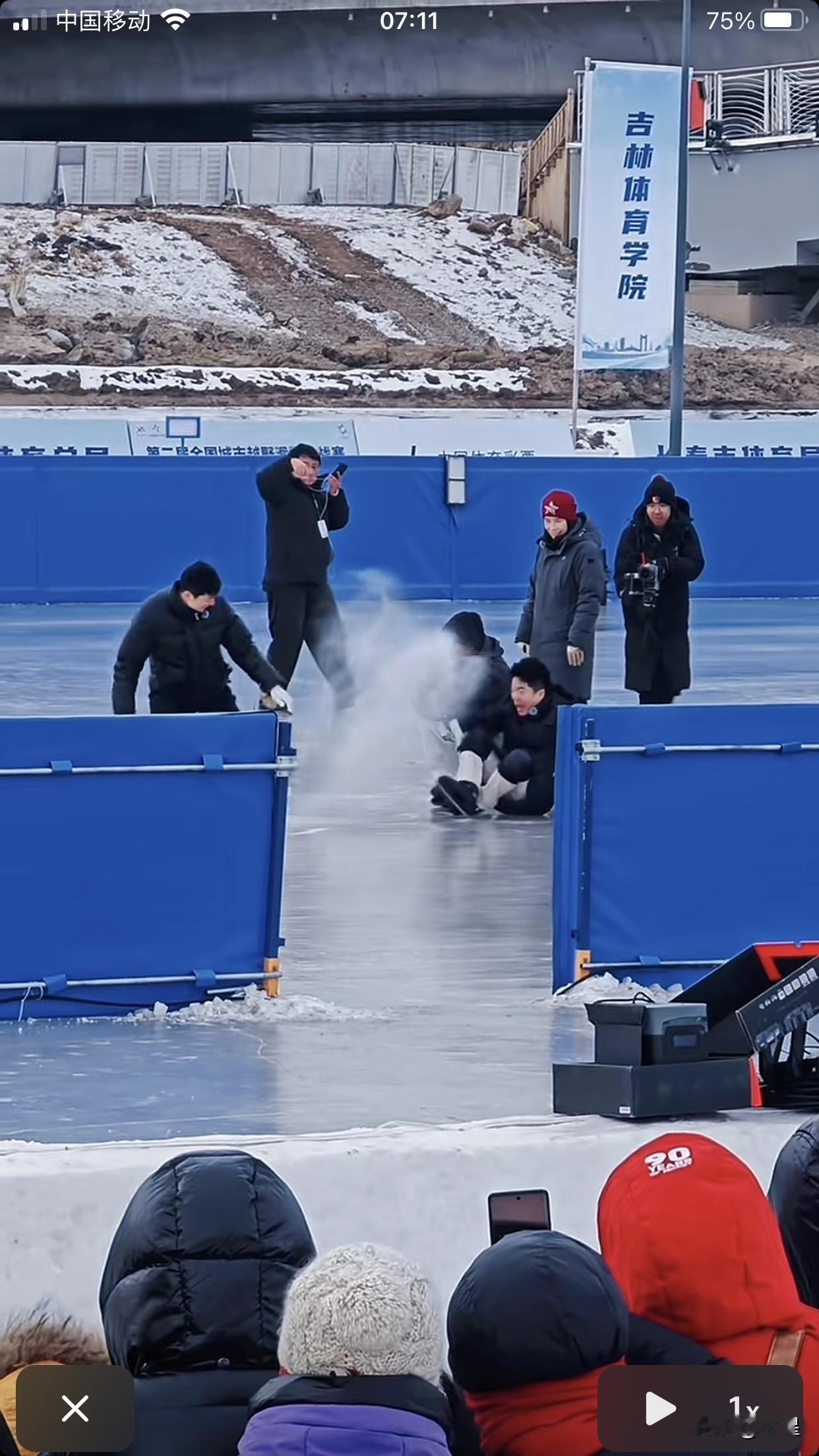 论碰瓷儿谁能比得过董宇辉啊人家贾海东离他还有三尺远一阵风过来就把彪哥