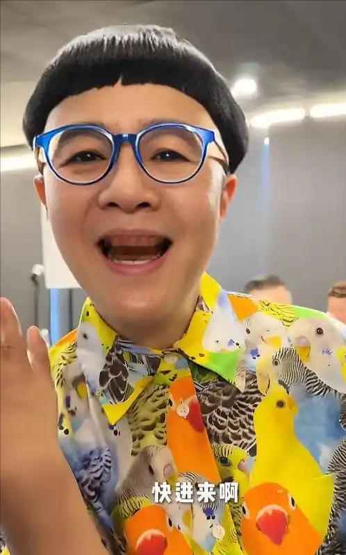 刘纯燕已经年过花甲，却为了这款标志性锅盖头，每二十天就要搭乘飞机跨省理发。只因她