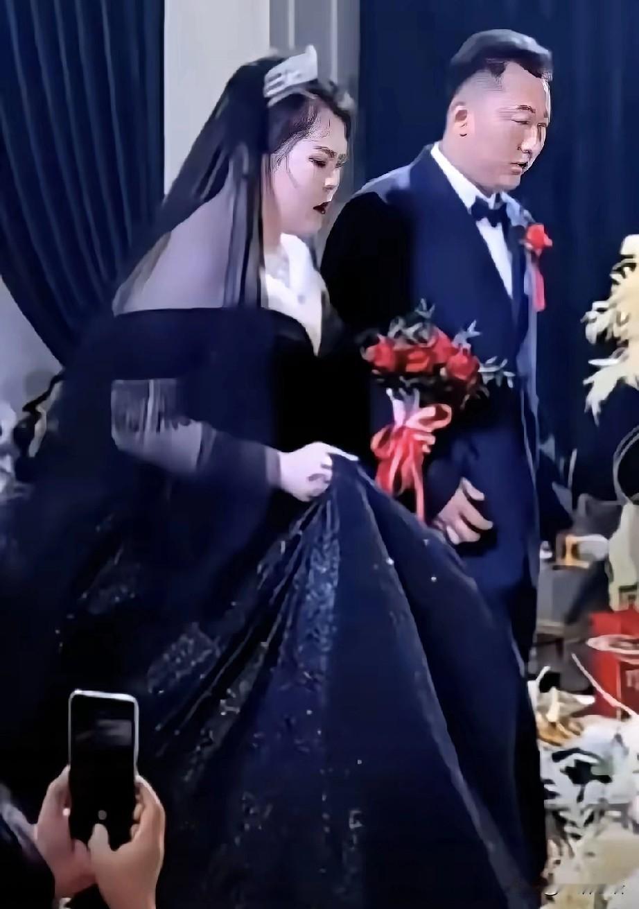 执意在婚礼上穿黑色婚纱的新娘，你敢娶吗？这新郎心真大，一点儿意见都没有，看表情