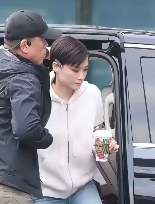 有人说李宇春：人没漂亮过，歌没好听过，衣品没帅过，晚会没缺过，不知道她为啥总能红