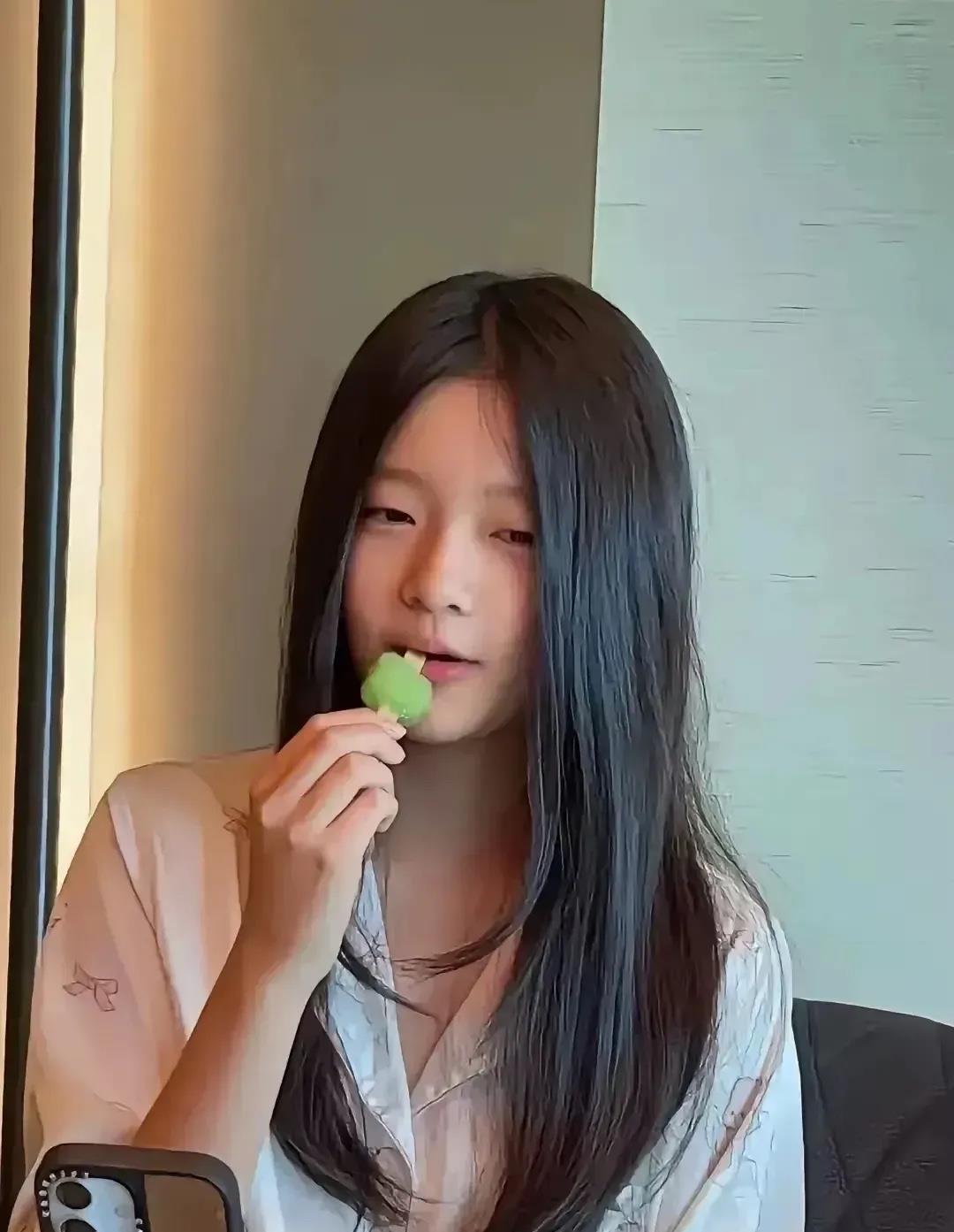 我如今算是看透了，大S的一双儿女就是汪小菲握在手中的流量密码！瞧着小玥儿的近照