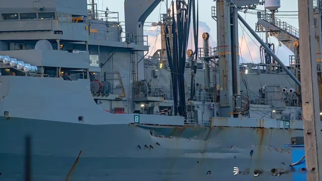 美国海军两艘军舰相撞，这可不是小艇。一艘是供应级快速战斗支援舰的首舰“供应”号，