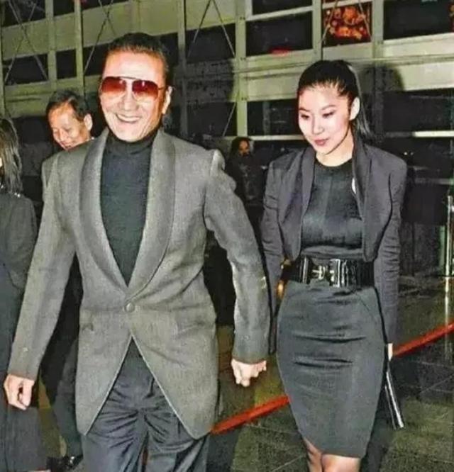 1985年，谢贤欠下了1600万赌债，被逼债，走投无路，妻子狄波拉经谢贤同意后，