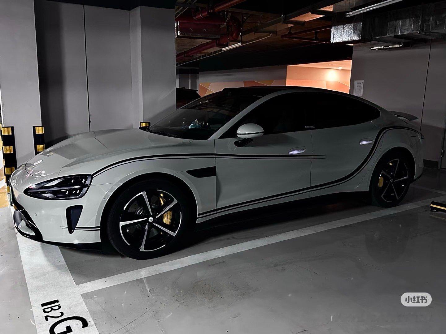 这谁的车？这腰线也太帅了吧！像是穿了黑丝，性感！图片来源于网络小米