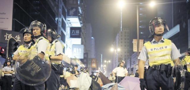 有个人，靠中国大陆改革开放的春风赚了几个亿。有个人，人前总是把“我爱祖国”挂在