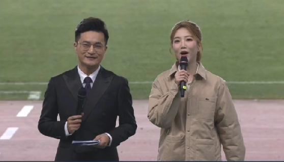 苏超决赛现场上，江苏卫视这位美女主持人被部分网友吐槽穿的不够正式:即便穿的不是礼