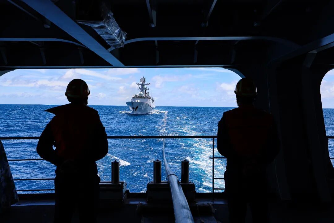 综合作战支援训练南海某海域，海军洪湖舰破浪前行，急促的战斗警报响彻海天，跨昼夜综