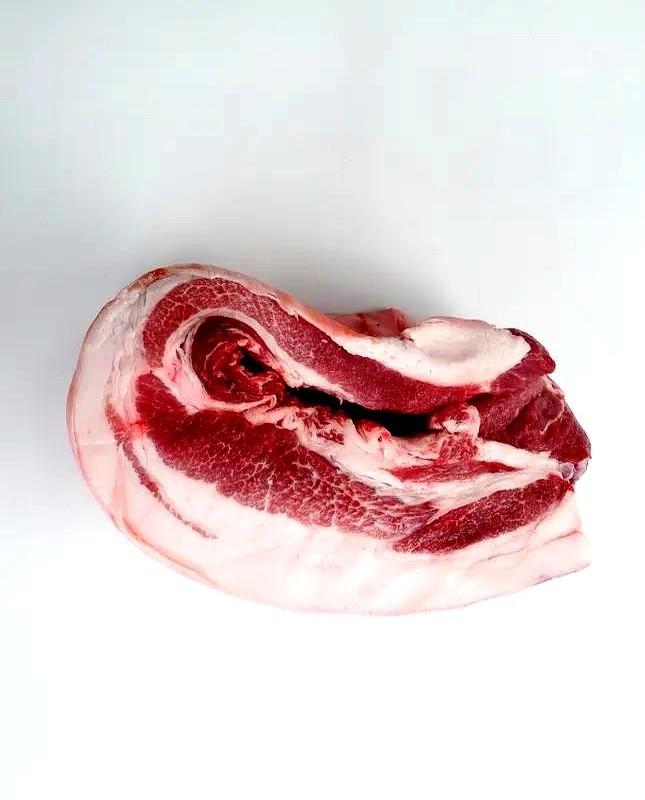 “老板，来块五花，跟上回一样。”我手揣着零钱，心里还盘算着上个月的价格。那时候