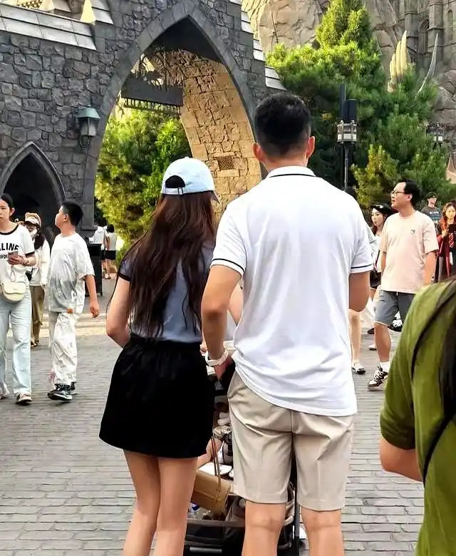 估计小玥儿也没想到，回京后自己就变成了掌上宝，到处游玩真幸福