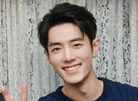 印象里肖战总是在忙碌地拍戏，不是在片场打磨演技，就是在为角色做准备，本以为他连轴